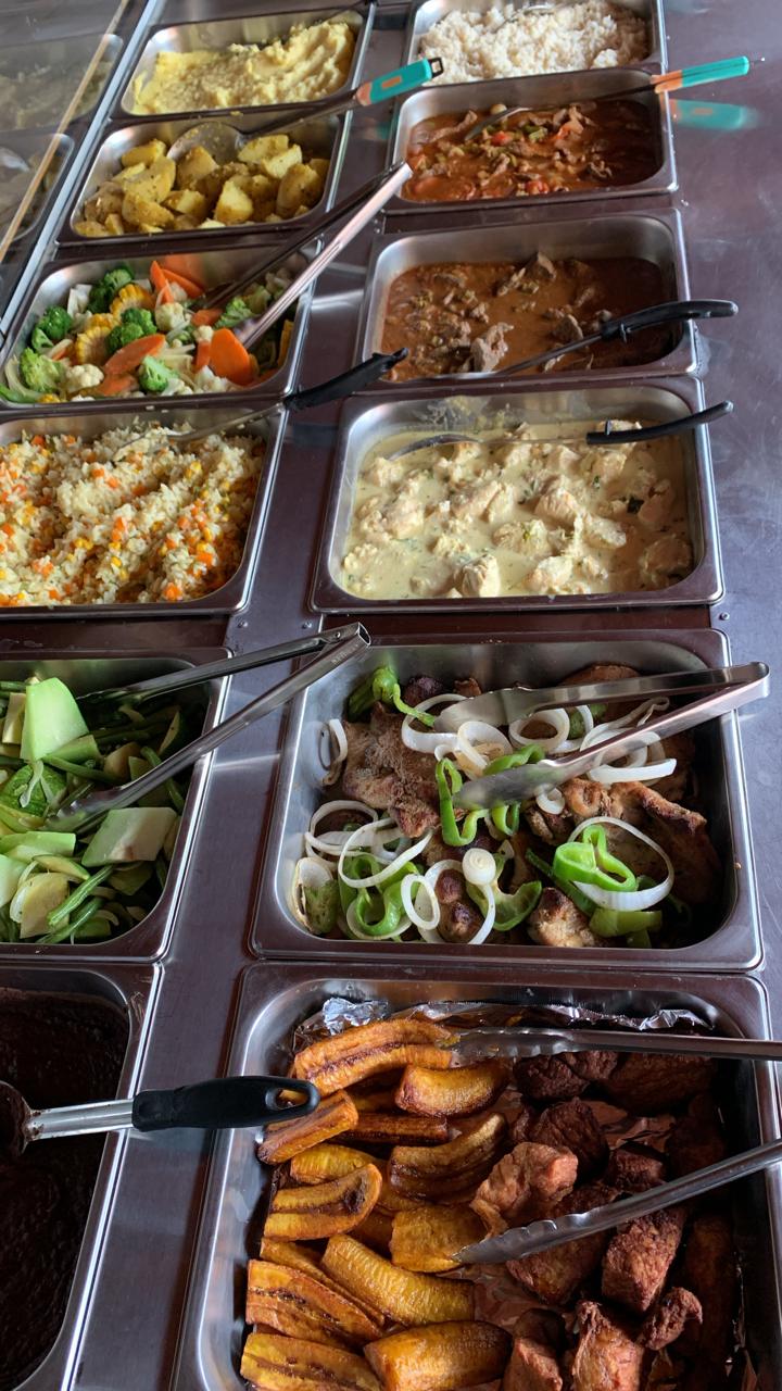 Comida buffet servida en Widom